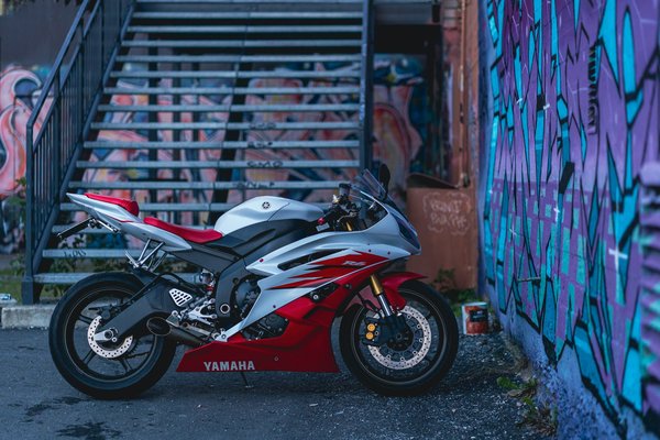 Comment optimiser le refroidissement moteur d'une Yamaha FJ-09 pour éviter la surchauffe en été ?