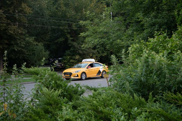 Quels sont les avantages des nouvelles technologies de charge rapide pour les flottes de taxis électriques?